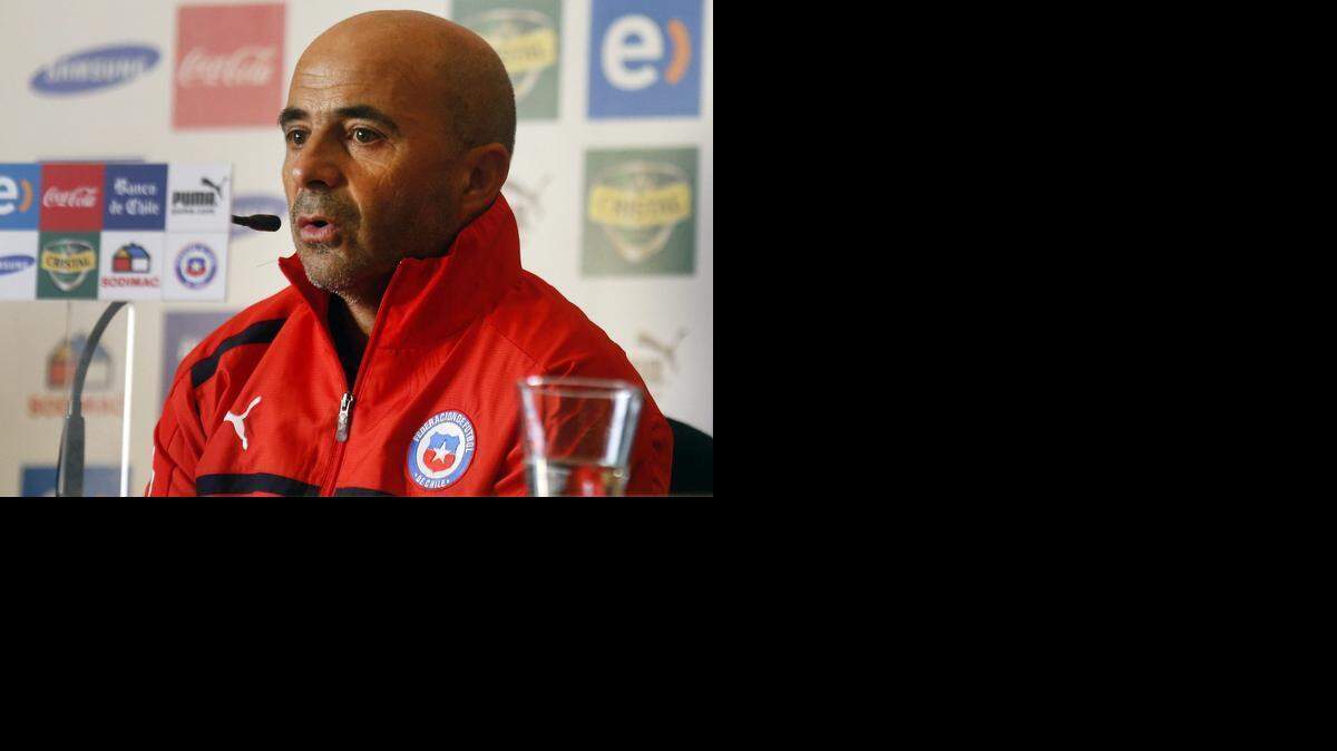 
El técnico de Chile argentino Jorge Sampaoli pondrá el miércoles en examen a un grupo de futbolistas locales para el juego con Estados Unidos.
