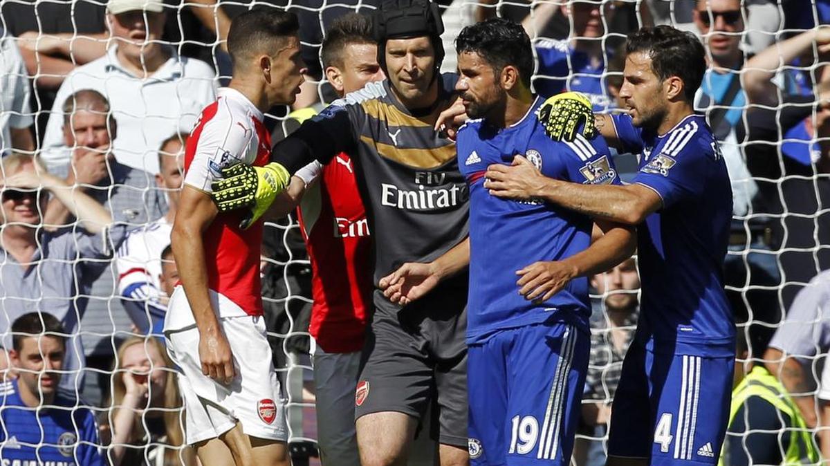 
Costa, de 26 años, puso sus manos sobre la cara del defensa central del Arsenal Laurent Koscielny antes de chocar con el brasileño Gabriel Paulista, que resultó expulsado en la acción.
