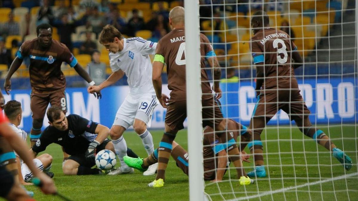 
El portero español Íker Casillas (centro) igualó este miércoles a su compatriota Xavi Hernández como el jugador con más partidos disputados en Liga de Campeones gracias a sus 151 participaciones en la máxima competición continental.
