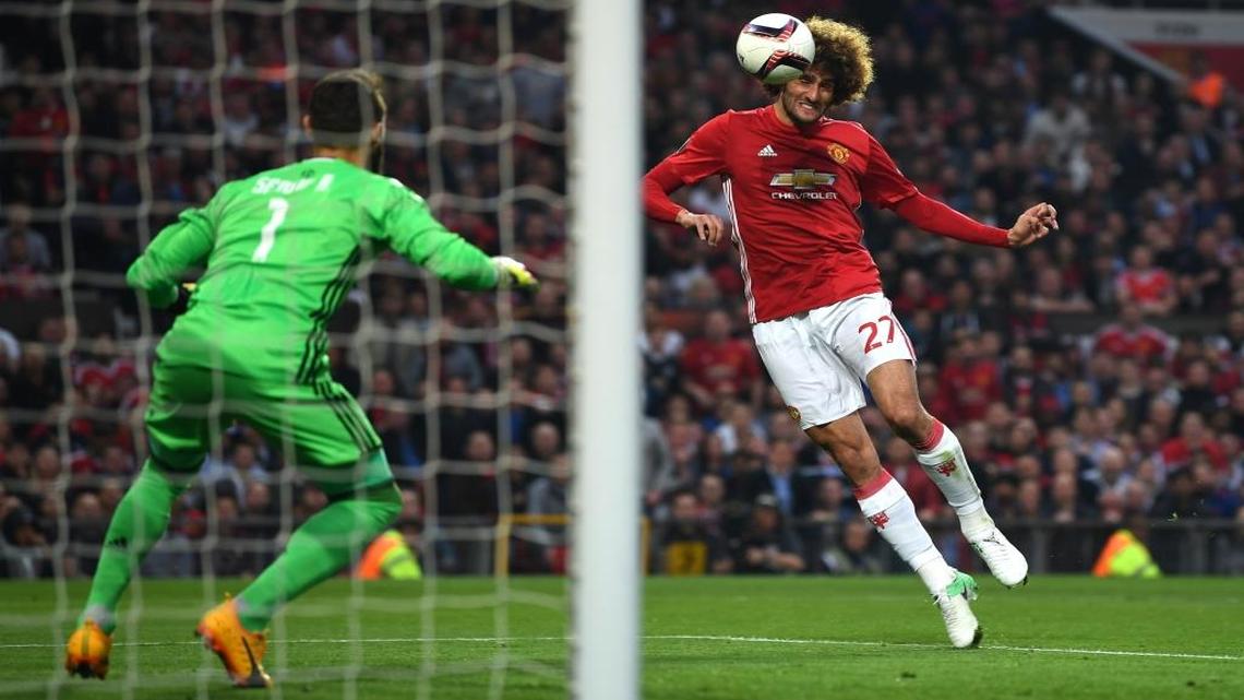 Marouane Fellaini, del Manchester United, anota contra el Celta de Vigo, en las semifinales de la Liga Europa en el Old Trafford, el jueves 11 de mayo del 2017 en Manchester, Inglaterra.