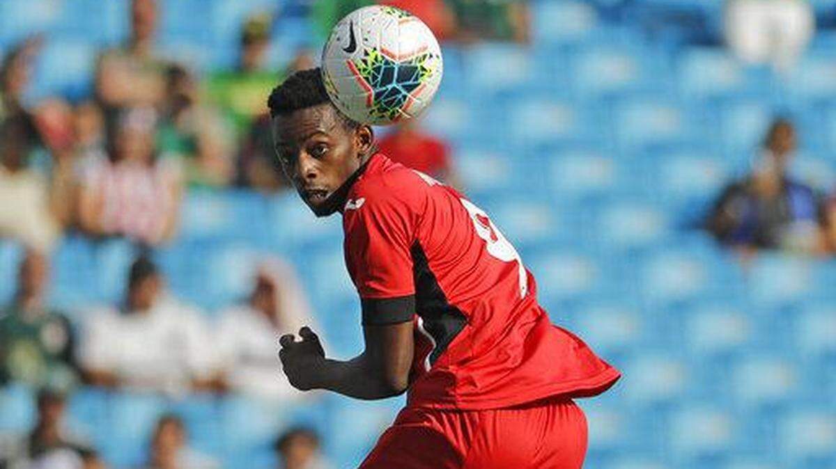 Maykel Reyes ( 9) de Cuba persigue el balón contra Canadá de la Copa Oro, el domingo 23 de junio de 2019.