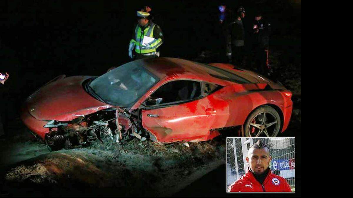 Fotografía del vehículo accidentado marca Ferrari del futbolista chileno Arturo Vidal el martes 16 de junio de 2015, en la ruta 5, al sur de Santiago (Chile). El futbolista chileno Arturo Vidal tuvo este martes un accidente de tráfico cerca de Santiago y fue atendido en un hospital por heridas leves.
