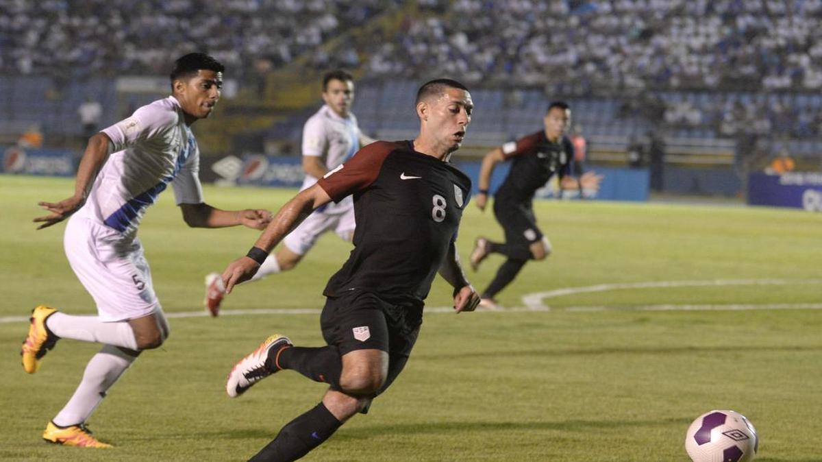 Clint Dempsey (der.) conduce el balón por Estados Unidos en el partido contra Guatemala, celebrado el 25 de marzo del 2016 en Ciudad de Guatemala.