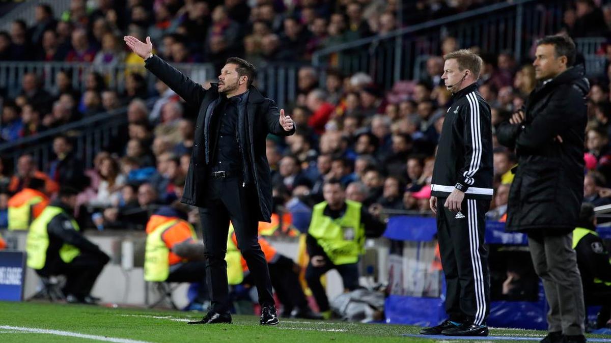 El técnico del Atlético de Madrid Diego Simeone (izq.) gesticula en el partido de ida de los cuartos de final de la Liga de Campeones contra el Barcelona, celebrado el martes 5 de abril del 2016 en Barcelona.