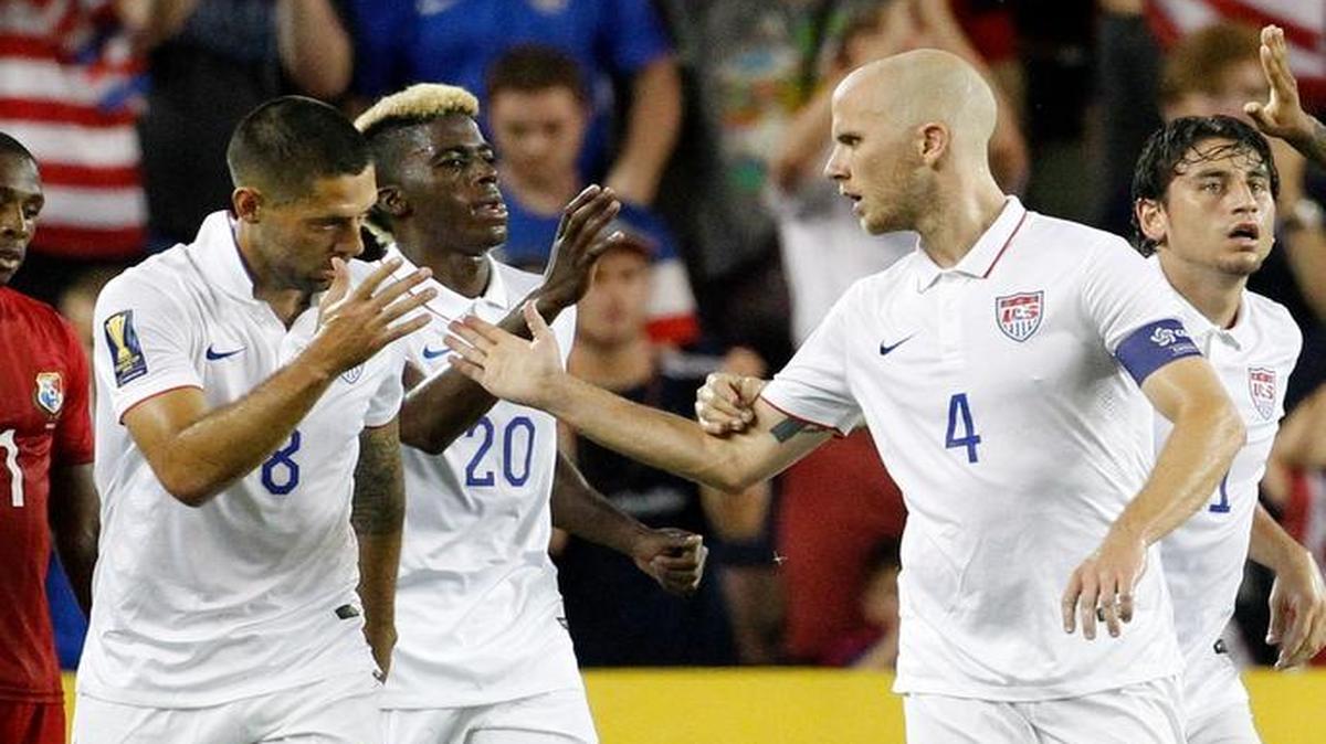 Clint Dempsey (8), Gyasi Zardes (20), Michael Bradley (4) y Alejandro Bedoya celebran un gol contra Panamá, 13 de julio por la Copa Oro.