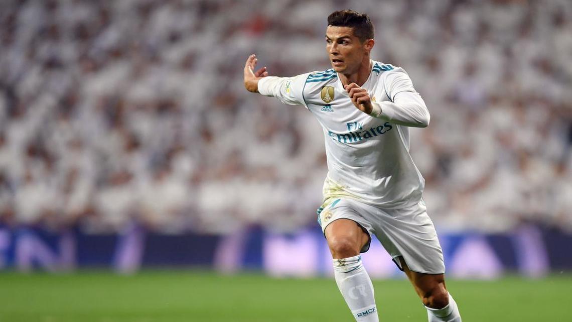 Cristiano Ronaldo conduce la pelota por el Real Madrid en el partido contra el Betis, el 20 de septiembre del 2017.
