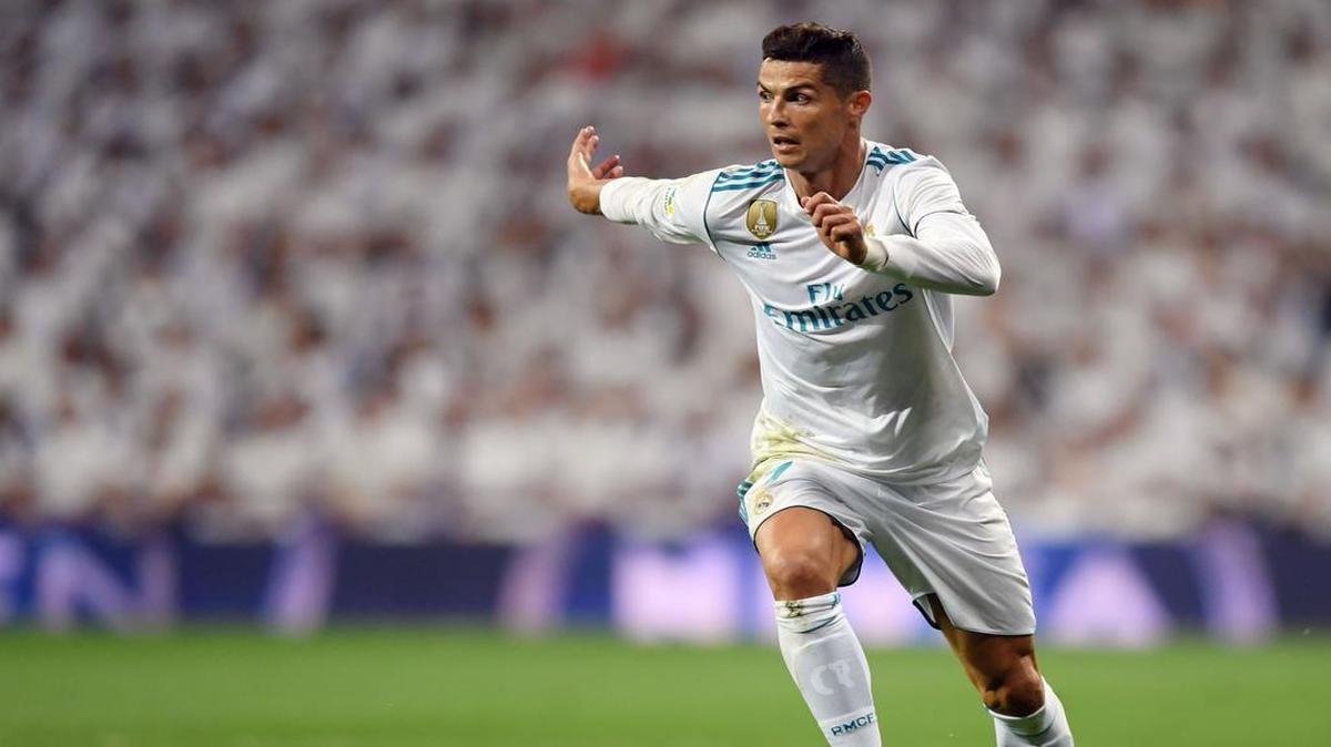 Cristiano Ronaldo conduce la pelota por el Real Madrid en el partido contra el Betis, el 20 de septiembre del 2017.