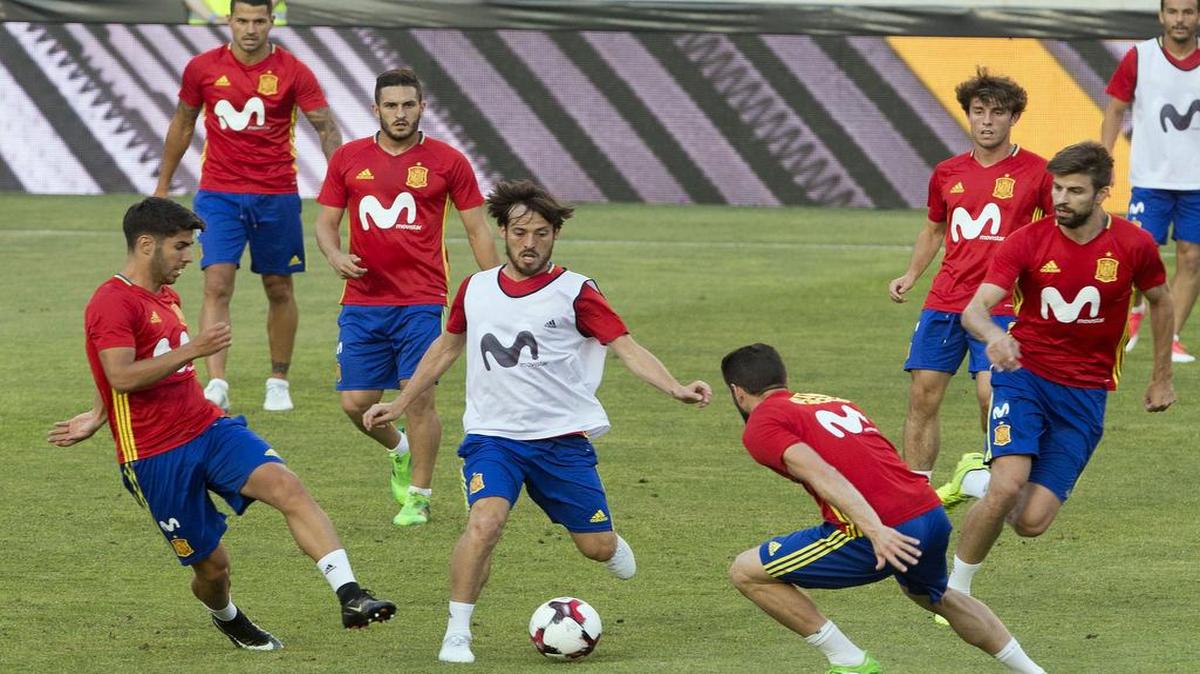El jugador de la selección española David Silva (centro) controla el balón ante sus compañeros del combinado nacional, durante el entrenamiento celebrado el martes 7 de junio del 2017 en el Estadio de la Nueva Condomina de Murcia.