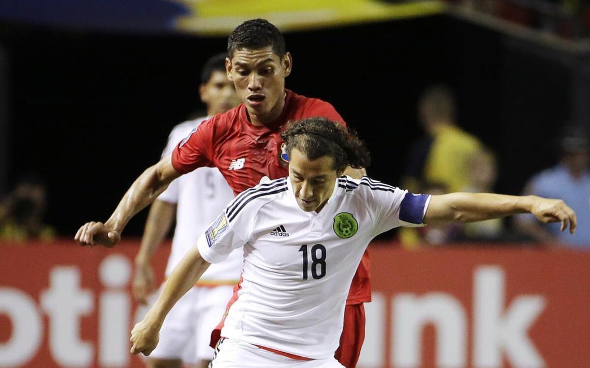 
El mexicano Andres Guardado (izq.) trata de mantener el dominio de la pelota ante la marca del panameño Valentín Pimentel, en el partido de semifinales de la Copa Oro el 22 de julio del 2015 en Atlanta.
