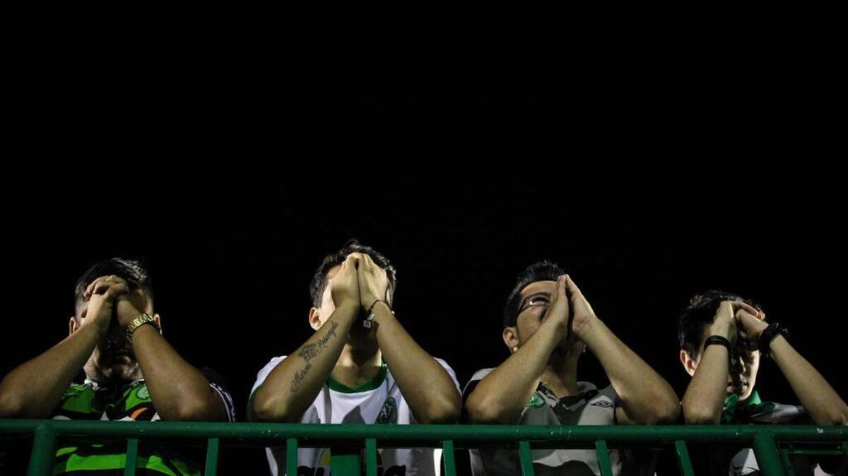 Aficionados del Chapecoense participan en una vigilia el martes 29 de noviembre de 2016, en la Arena Condá de Chapecó (Brasil).