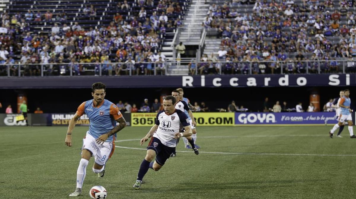 Vincenzo Rennella (8), del Miami FC, escapa con la bola en el partido contra el Indy Eleven, el sábado 13 de mayo del 2017, en el Riccardo Silva Stadium (FIU).