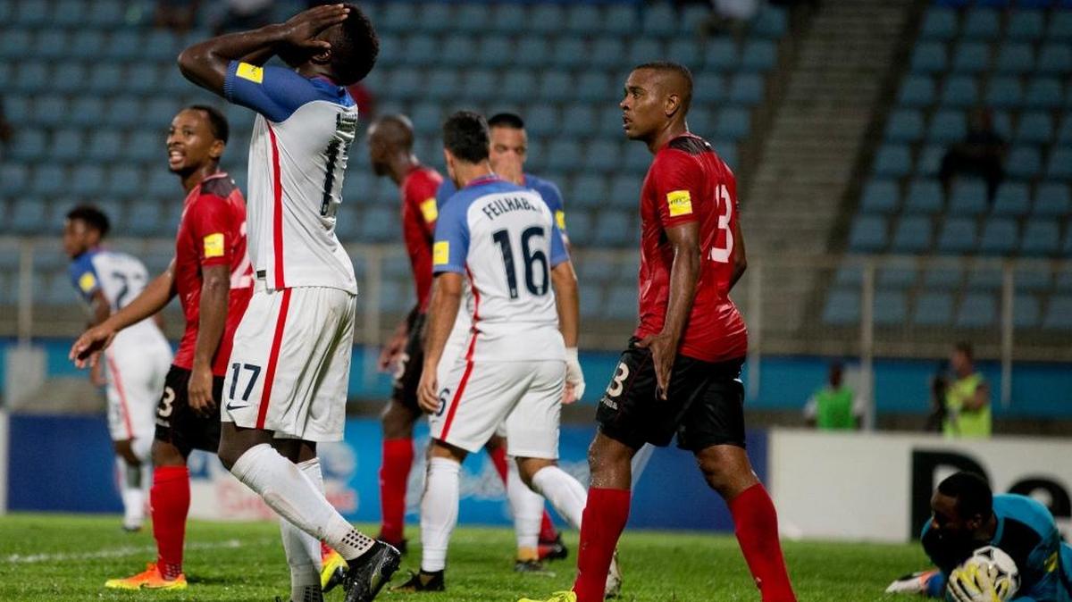 Jozy Altidore, de Estados Unidos (izq.), se lamenta en el partido del jueves contra Trinidad y Tobago. EEUU perdió 2-1 y quedó eliminado del Mundial Rusia 2018.