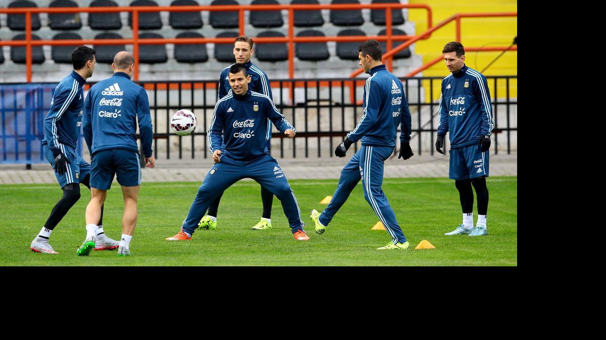 
Los jugadores de la selección argentina de fútbol, Sergio Agüero (c), Lionel Messi (d), Lucas Biglia (c, atrás), Martín Demichelis (2d), Javier Pastore (i), y Pablo Zabaleta (espalda), durante el entrenamiento matinal el miércoles 1 de julio de 2015, en el Estadio CAP de la ciudad de Talcahuano, Chile. 
