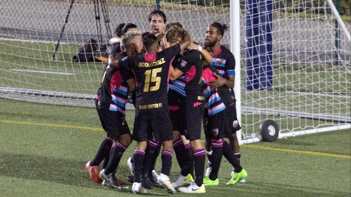 Los jugadores del Miami United FC celebran uno de sus goles contra Boca Raton FC, el miércoles 10 de mayo del 2017 en el Ted Hendricks Stadium, en Hialeah.