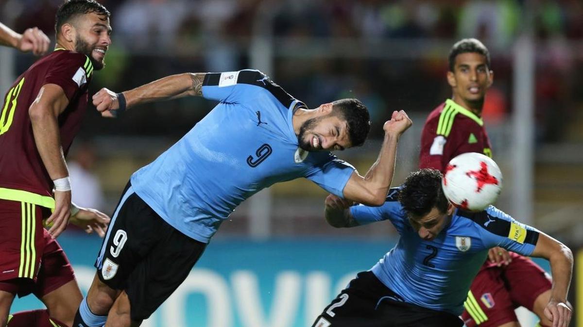 Luis Suárez (9) y José María Giménez (2), de Uruguay, atacan contra Venezuela en San Cristóbal, Venezuela, el jueves 5 de octubre del 2017.