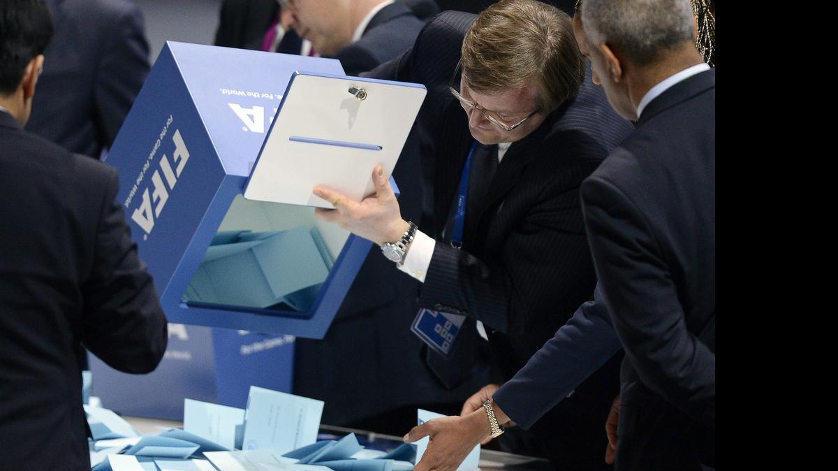 
Los notarios comienzan el recuento tras la votación para la presidencia de la FIFA, celebrada durante el 65º Congreso de la institución, en Zúrich (Suiza) hoy, viernes 29 de mayo de 2015.  
