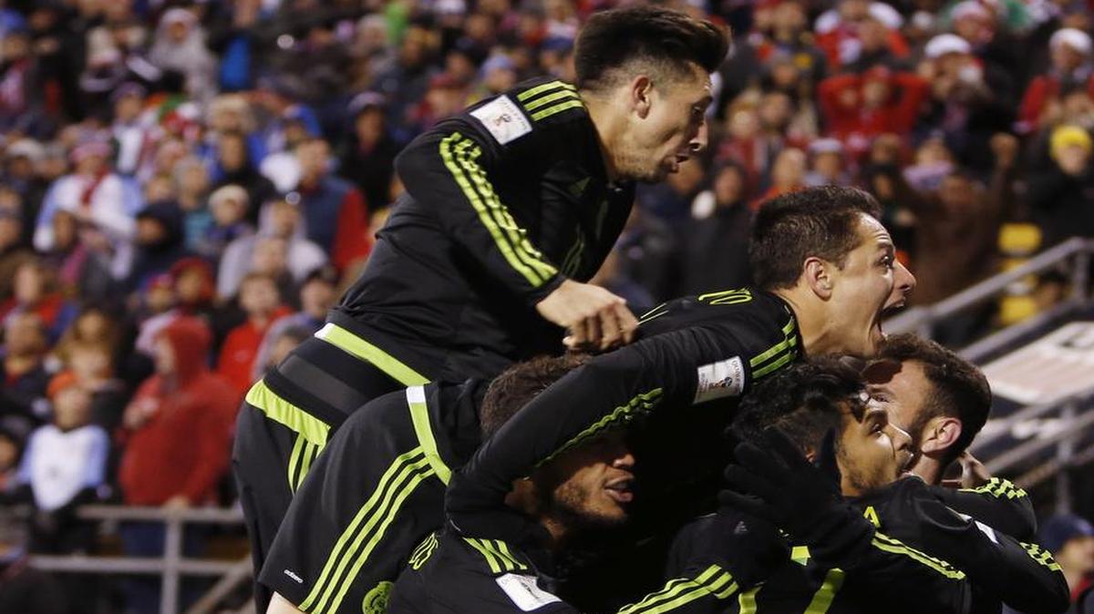 Los jugadores de México celebran luego del gol de la victoria anotado por Rafa Márquez a Estados Unidos, en partido por las eliminatorias el Mundial de Rusia 2018. la noche del viernes 11 de noviembre del 2016, en Columbus, Ohio.