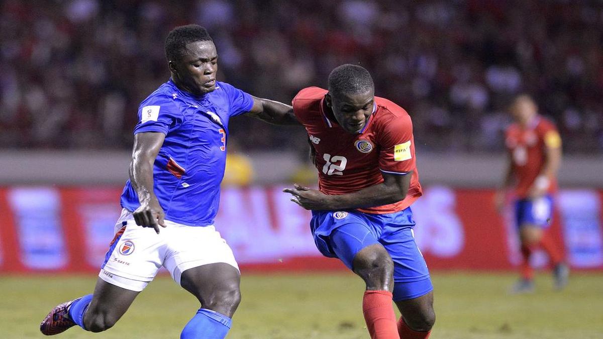 Joel Campbel, Costa Rica (der.), conduce el balón ante Mechak Jeromem, de Haití, el 13 de noviembre.