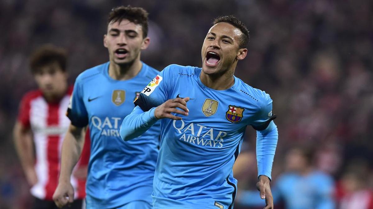El brasileño Neymar (der.) celebra tras anotar un gol para Barcelona ante el Athletic Bilbao, en el partido de ida de los cuartos de final de la Copa del Rey, celebrado el 20 de enero del 2015.