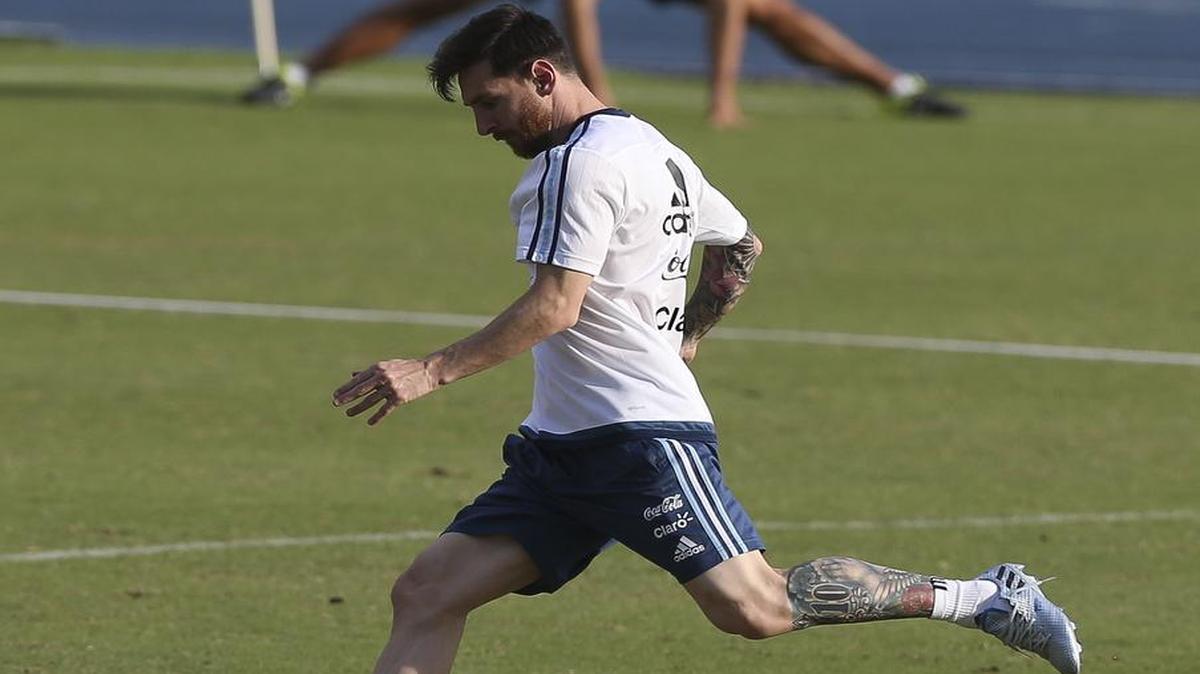 El jugador de la selección argentina de fútbol Lionel Messi es visto el lunes 20 de junio de 2016, durante una sesión de entrenamiento en los campos de la Rice University de la ciudad de Houston, Texas (Estados Unidos).