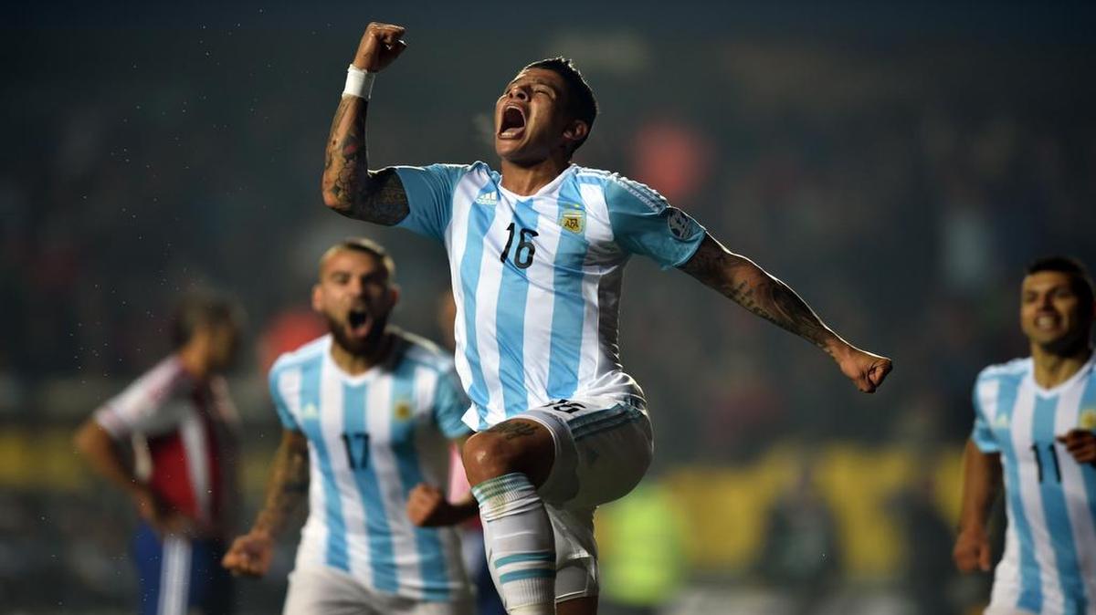 
 Marcos Rojo celebra tras anotar el gol de Argentina ante Paraguay en la semifinal de la Copa América, el 30 de junio del 2015 en Concepción, Chile.
