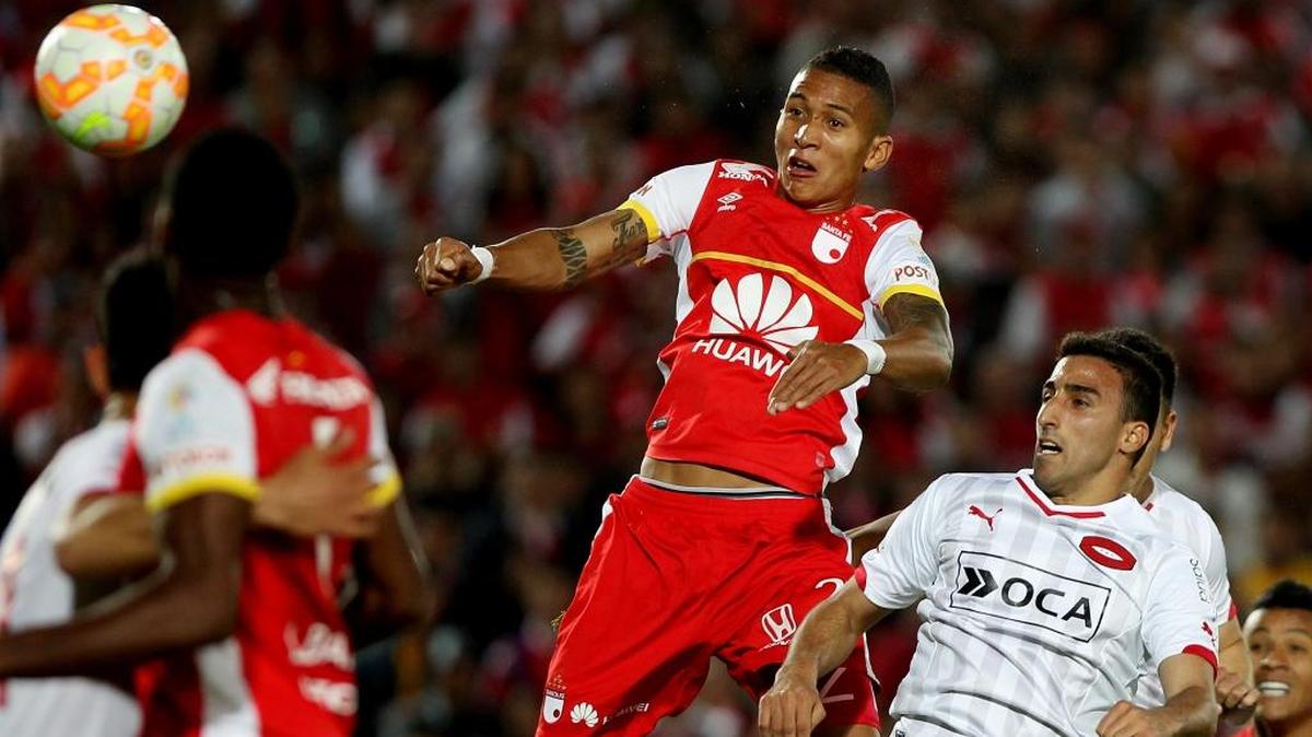 El jugador Francisco Meza (cen.), de Independiente Santa Fe, segundos antes de anotar su gol de cabeza contra Independiente de Argentina durante la vuelta de los cuartos de final de la Copa Sudamericana, el jueves en ‘El Campín’ de Bogotá.