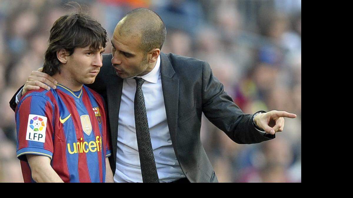 
Pep Guardiola, entrenando al Barça, (d) habla con el argentinoLionel Messi durante el 24 de abril de 2010.

