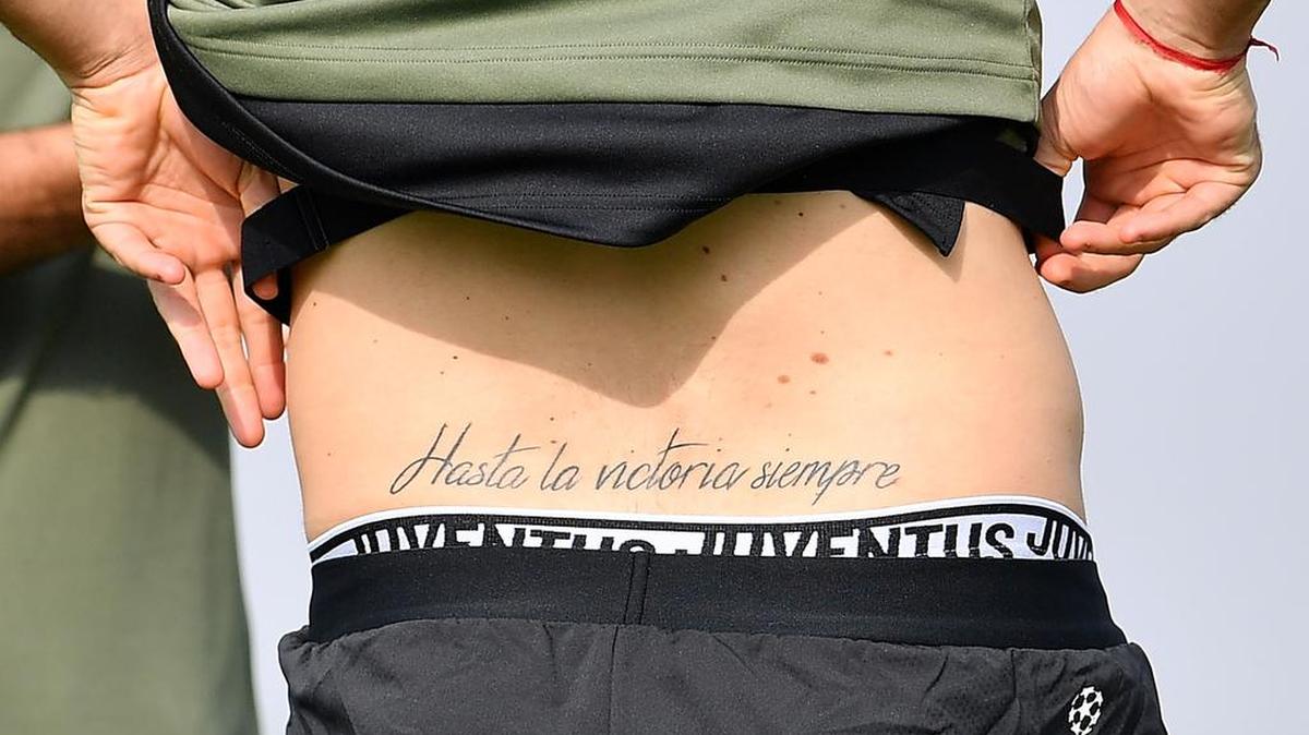 El delantero argentino de la Juventus de Torino, Gonzalo Higuaín, muestra su nuevo tatuaje en un entrenamiento el martes.