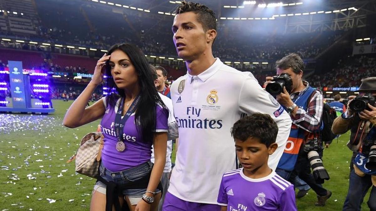 Cristiano Ronaldo, su novia y su hijo Cristiano Junior de seis años de edad cuando Real Madrid venció a Juventus y se consagró campeón de la Champions League, en el Estadio Nacional, el 3 de junio del 2017 en Cardiff, Gales.