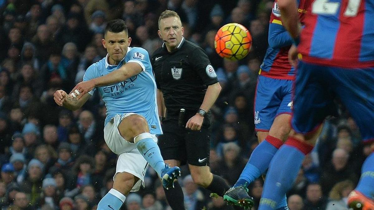 El argentino del Manchester Citys Sergio Agüero (izq.) remata a puerta y anota el segundo gol ante el Crystal Palace.