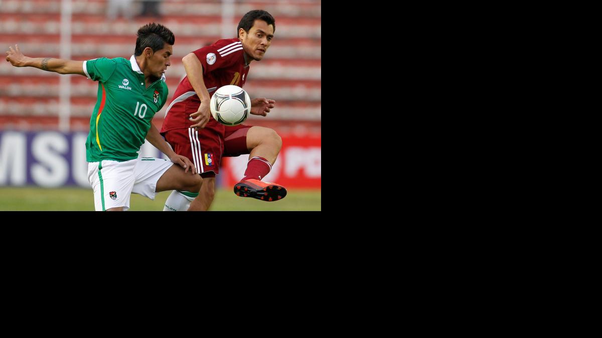 
Juan Arango (der.), de Venezuela, disputa el balón con Rudy Cardozo, de Bolivia, durante las elimiminatorias al Mundial de Brasil 2014, en La Paz, en junio del 2013.
