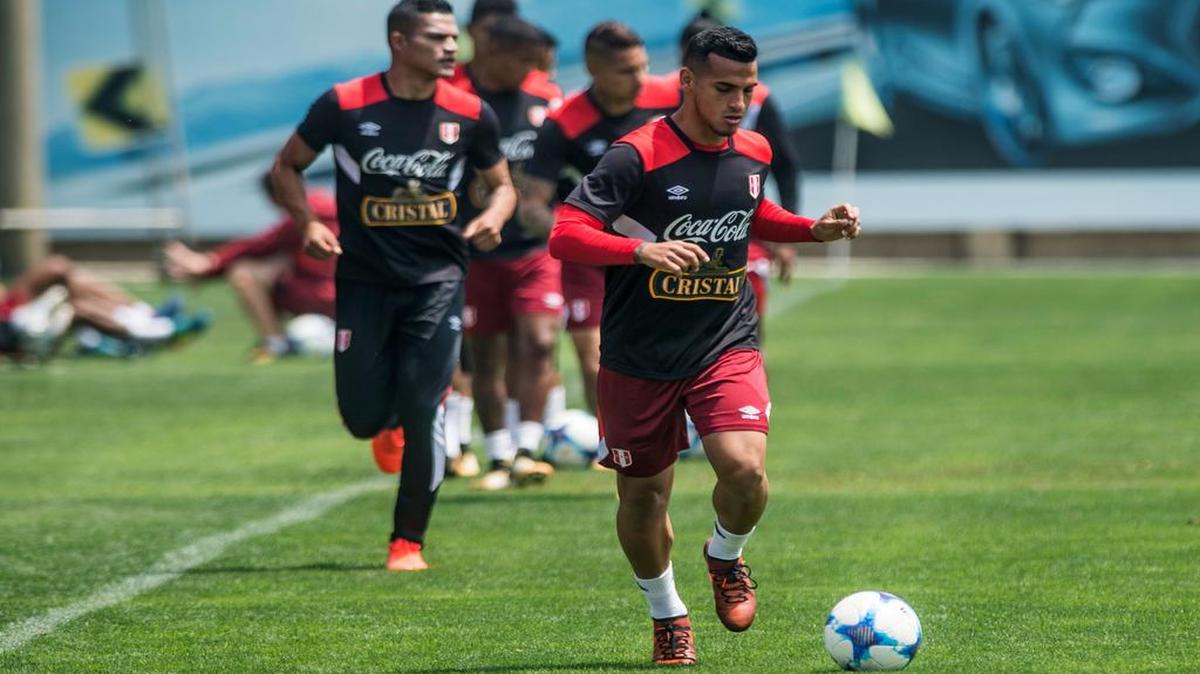 El jugador de la selección peruana Miguel Trauco controla el balón durante un entrenamiento el lunes 2 de octubre del 2017, en Lima.