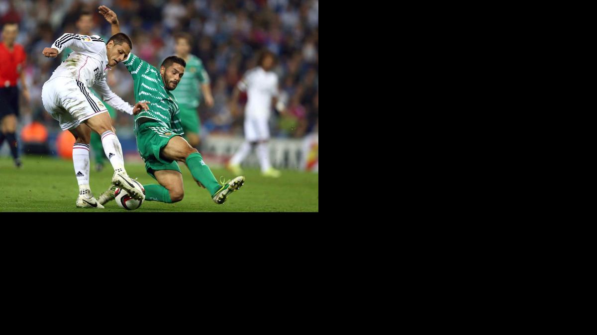 
EL DELANTERO del Real Madrid Javier Hernández "Chicharito" (i) disputa un balón con el defensa del Cornellá Dani Martí (d), durante el partido de la Copa del Rey, el miercoles en el Power 8 Stadium. 
