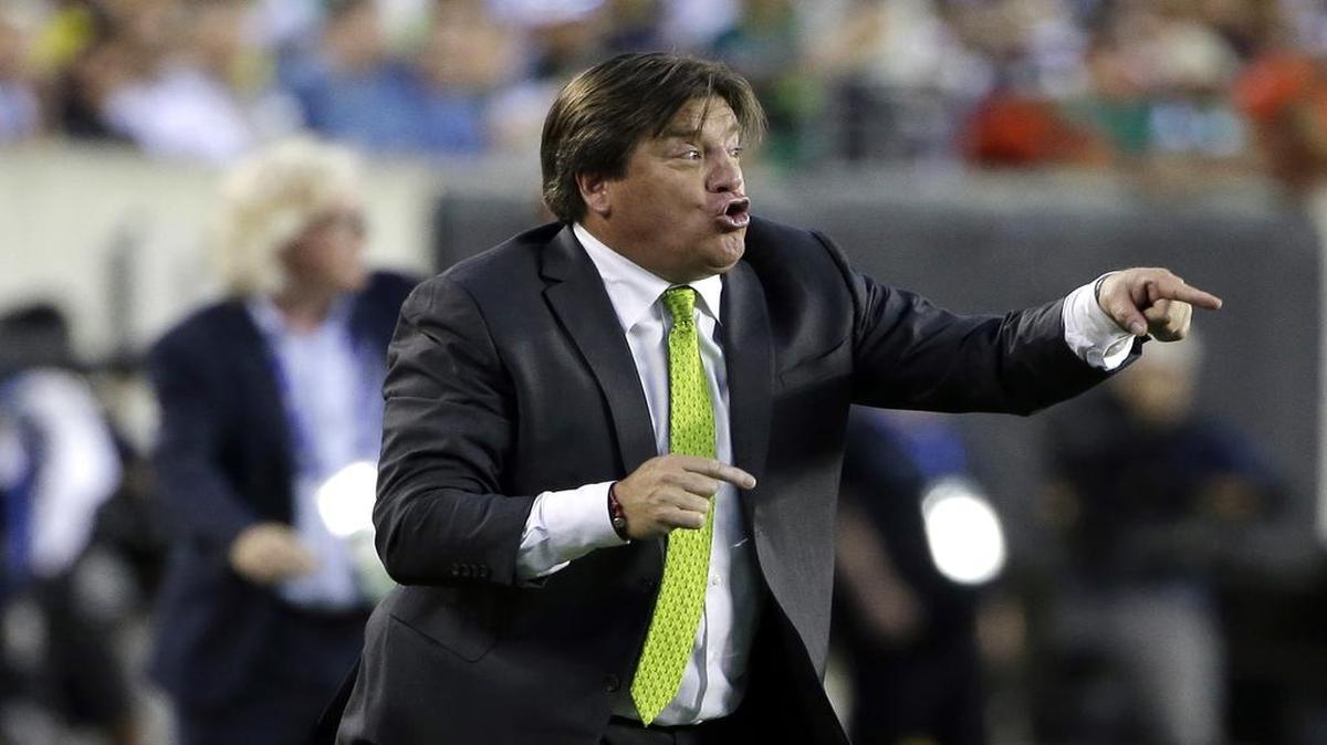 
La Federación Mexicana de Fútbol (FMF) destituyó este martes 28 de julio al seleccionador Miguel “Piojo’’ Herrera tras el escándalo generado por la agresión del temperamental estratega a un conocido narrador televisivo el lunes, tras coronarse en la Copa Oro 2015.

