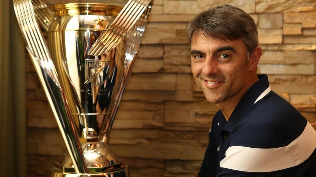 Claudio “Piojo” López, embajador de la MLS, con la copa que alguna vez cargo, en una visita a Miami, el lunes 16 de noviembre del 2015.