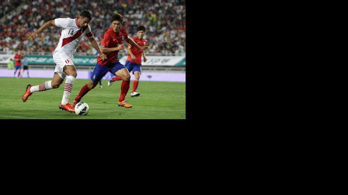 
Claudio Pizarro en un amistoso contra Surcorea, el 14 de agosto del 2013.
