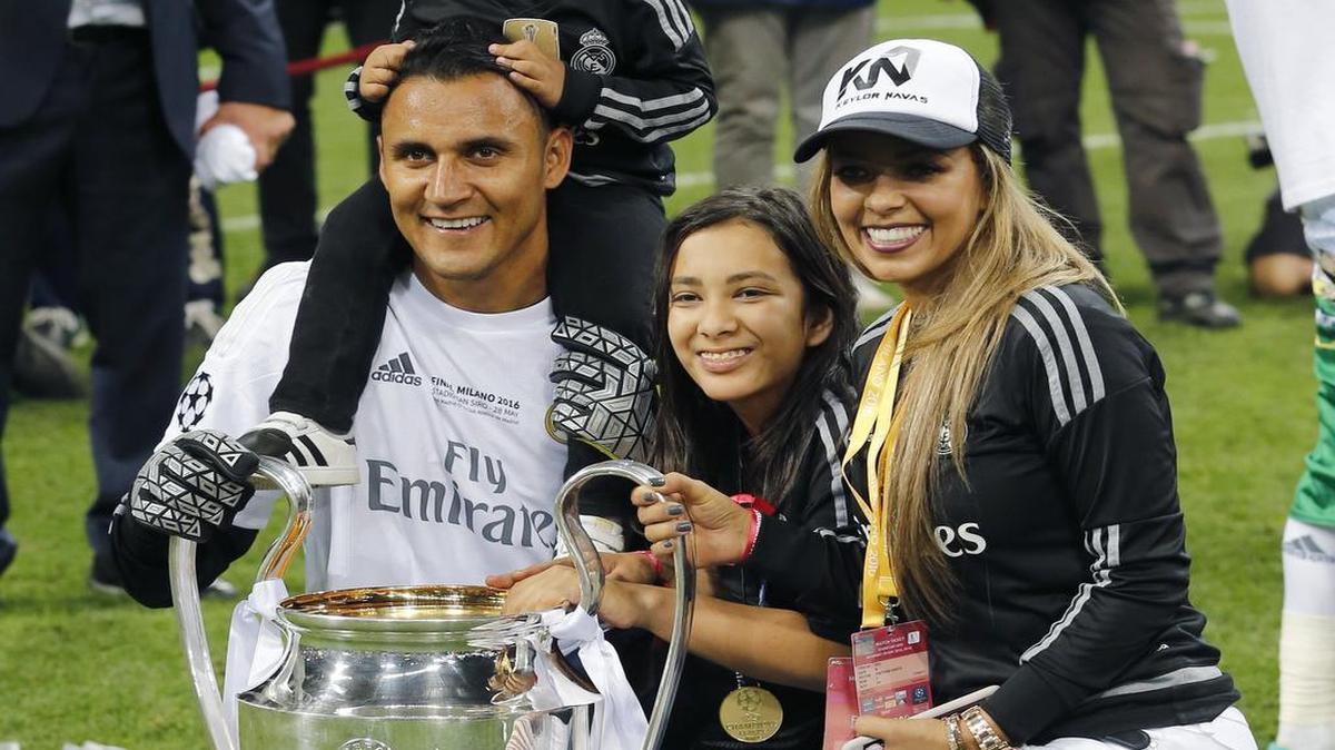 El portero del Real Madrid Keylor Navas (i), junto a su familia, celebra con el trofeo la consecución de la Liga de Campeones tras ganar en la tanda de penaltis al Atlético de Madrid en la final jugada en el estadio de San Siro, en Milán.