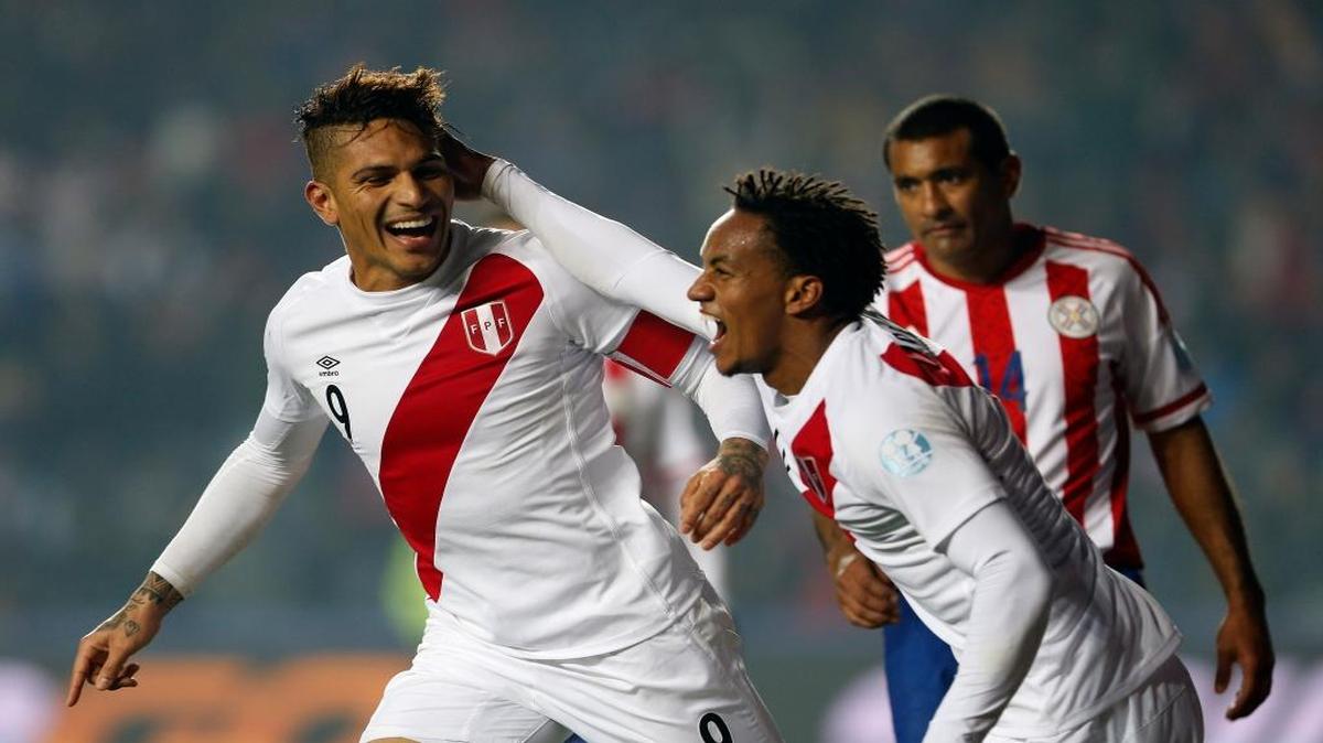 Paolo Guerrero (9) celebra su gol con André Carrillo, en el triunfo de Perú sobre Paraguay por el tercer puesto en la Copa America, el 3 de julio del 2015.