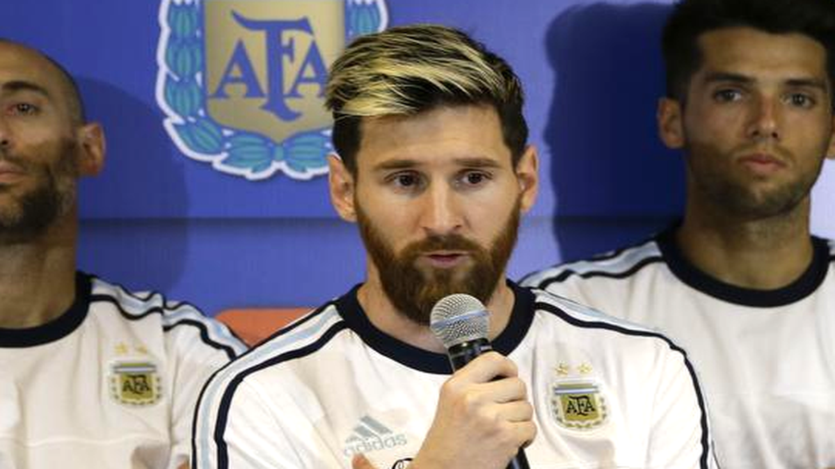 El delantero argentino Lionel Messi (centro, con el microfono), junto a parte del plantel de la selección argentina, durante una conferencia de prensa el 16 de noviembre en San Juan, Argentina.