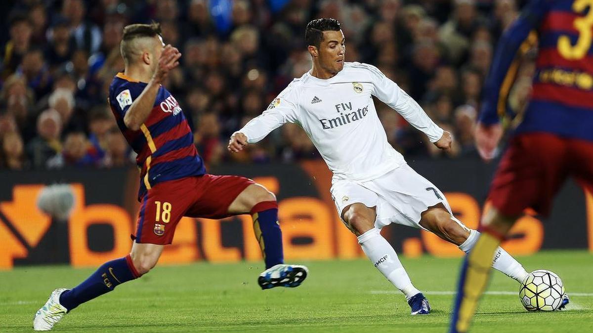 El delantero del Real Madrid Cristiano Ronaldo (d) y el defensa del FC Barcelona Jordi Alba pelean un balón durante el encuentro correspondiente a la jornada 31 de primera división que disputan esta noche en el estadio del Camp Nou.