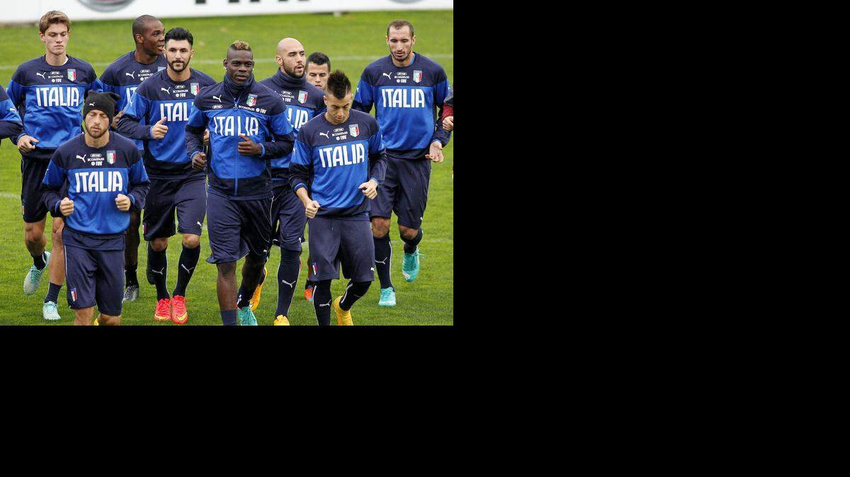 
La seleccion de Italia, con Mario Balotelli al frente, se entrena con vistas al encuentro contra Croacia por la Eurocopa.



