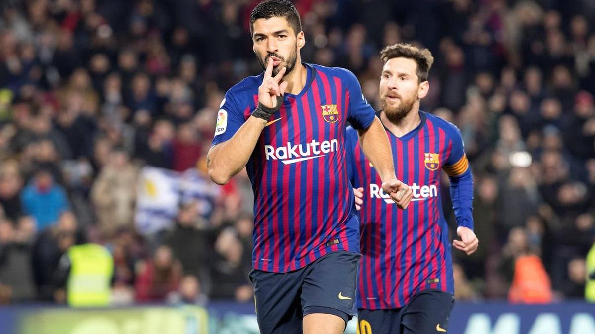 El delantero uruguayo del FC Barcelona Luis Suárez (i), celebra su gol ante el CD Leganés, el segundo del equipo, durante el partido de la 20(TM) jornada de Liga en Primera División disputado esta noche en el Camp Nou, en Barcelona.