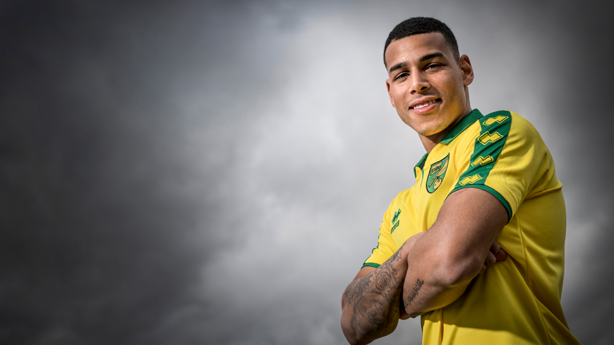 El futbolista cubano Onel Hernández enfundado en la casaca de su nuevo club en Inglaterra