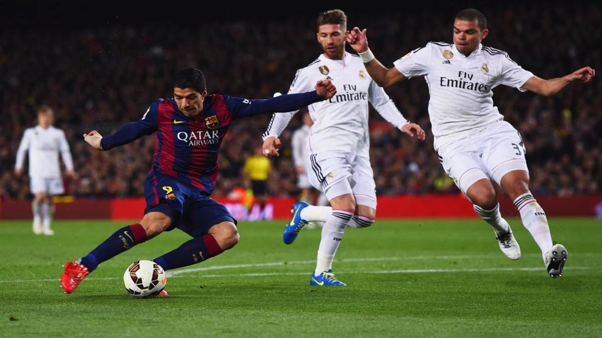 Luis Suárez, del Barcelona, dispara sobre la marcación de Sergio Ramos y Pepe (der.), del Real Madrid, en el Camp Nou en marzo del 2015 en Barcelona, España.