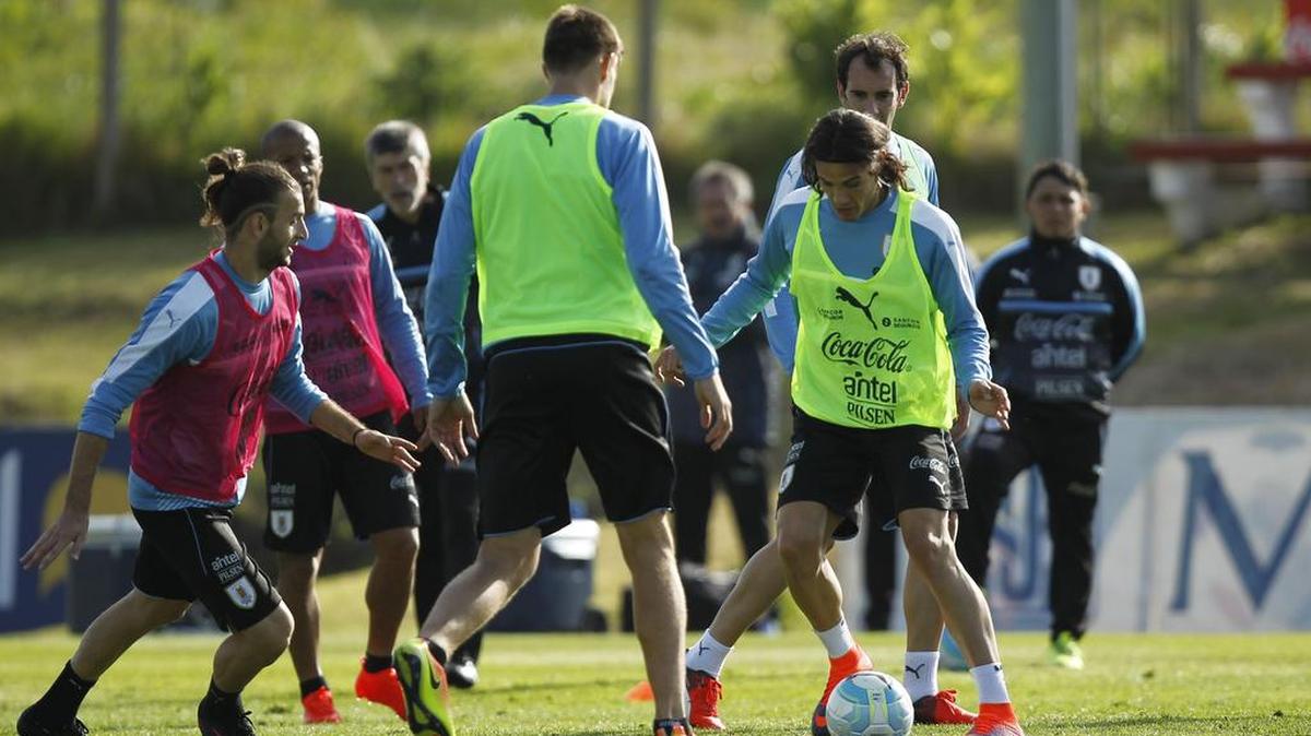 El jugador de la selección de Uruguay Edinson Cavani (d) disputa el balón con sus compañeros Sebastián Coates (c) y Gastón Silva el lunes 3 de octubre de 2016, durante un entrenamiento en Montevideo (Uruguay), como preparación para el partido contra la selección de Venezuela el 6 de octubre por las eliminatorias al mundial de Rusia 2018.