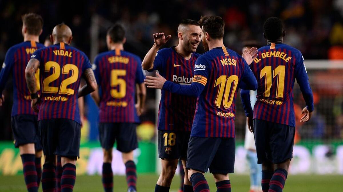 Lionel Messi (#10) celebra con Jordi Alba tras marcar el segundo gol de Barcelona en el partido ante el Celta de Vigo, el sábado.