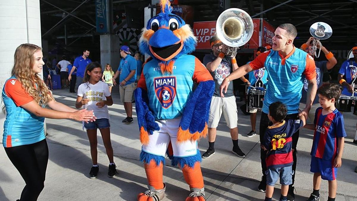 Un grupo de aficionados disfruta con la mascota Golazo y la banda “Los Bandidos’’ este 2 de agosto antes del partido del Miami FC por la  U.S. Open Cup en el Riccardo Silva Stadium de FIU.
