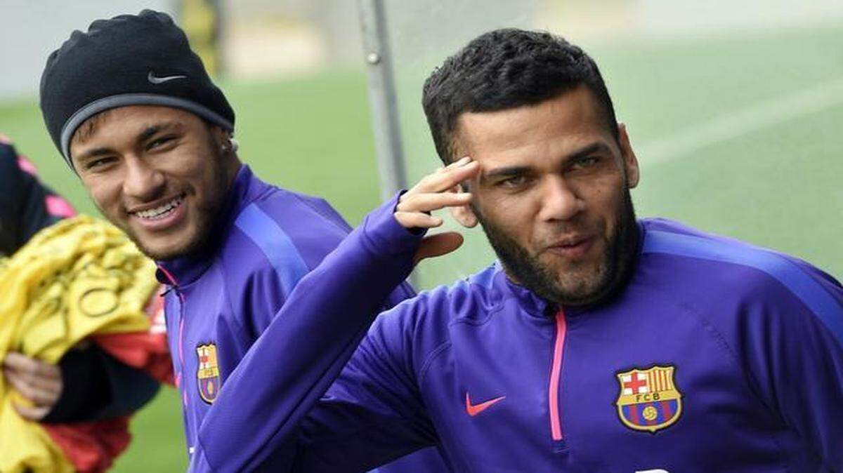 
El lateral brasileño Dani Alves, der., bromea junto a su compañero de equipo Neymar durante un entrenamiento del Barcelona, el 21 de marzo.
