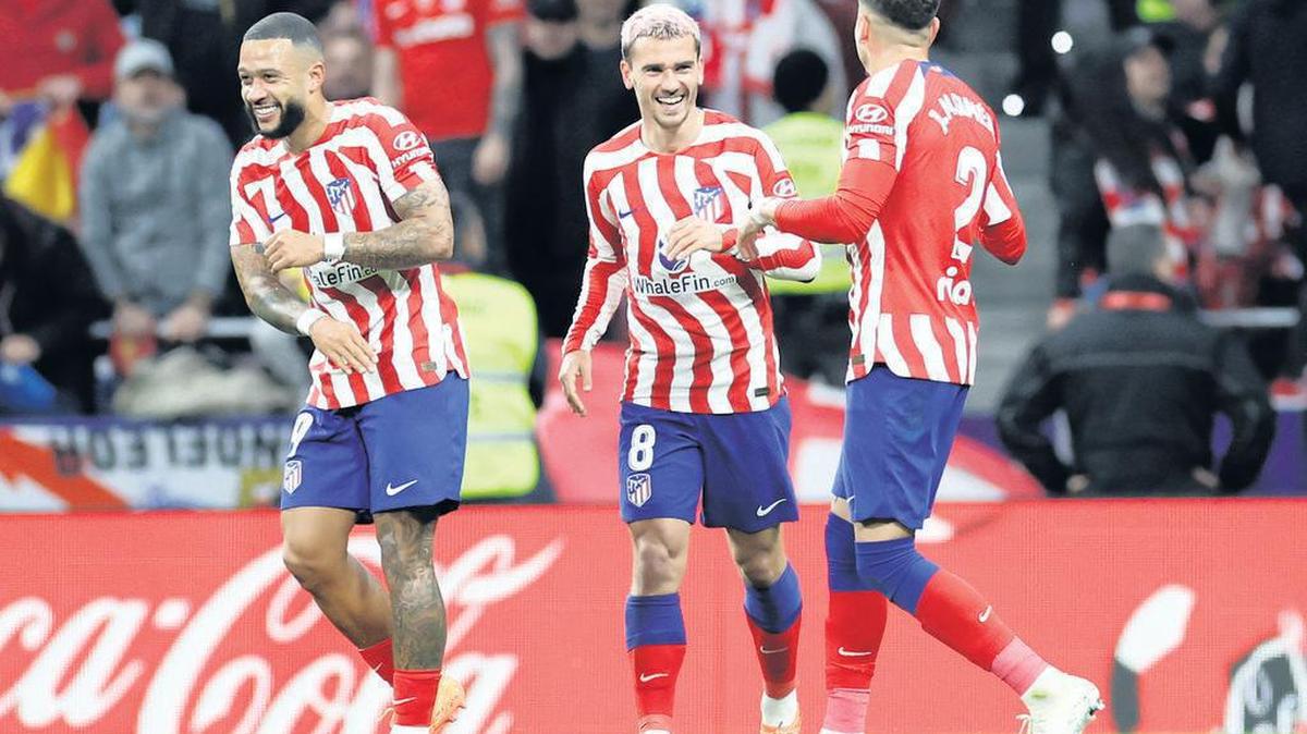 Antoine Griezmann del Atlético de Madrid celebra con sus compañeros después de marcar un gol durante el partido de la Liga el 18 de marzo de 2023 en Madrid, España.