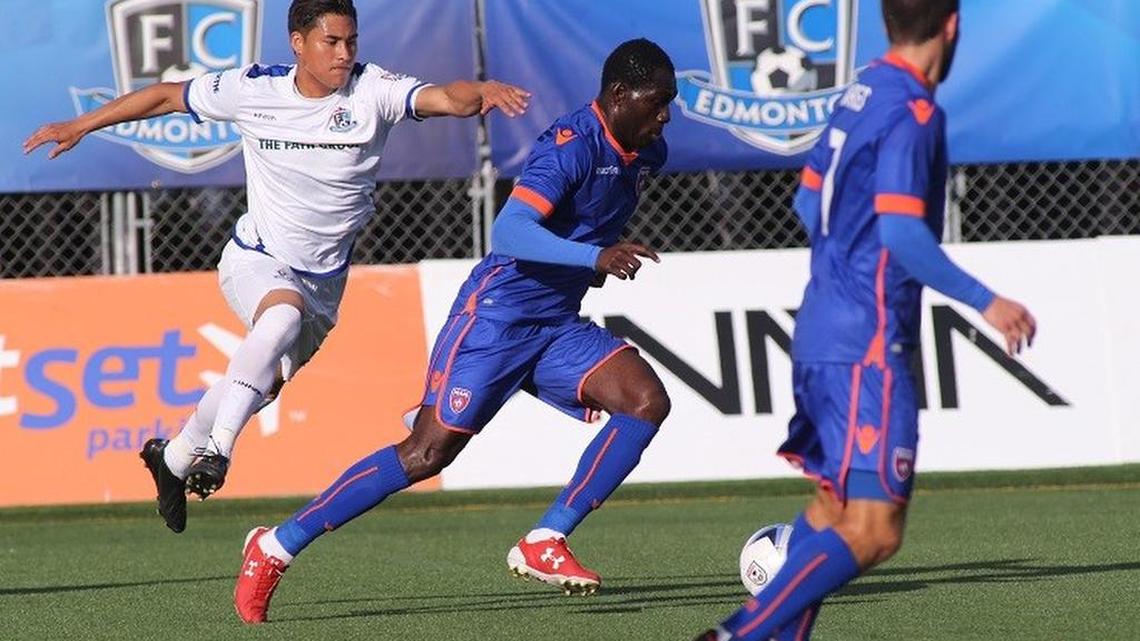 Poku, del Miami FC, se lleva la pelota acompañado por Dylan Mares en el partido que vencieron al FC Edmonton, la noche del sábado 10 de junio del 2017 en el Clarke Stadium, en Edmonton, Canadá.